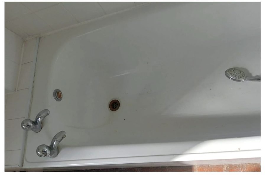 Bathtub limescale & mould after deep cleaning