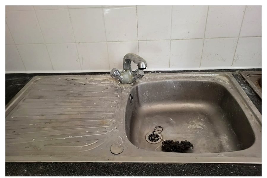 Sink, taps & drainer before deep cleaning