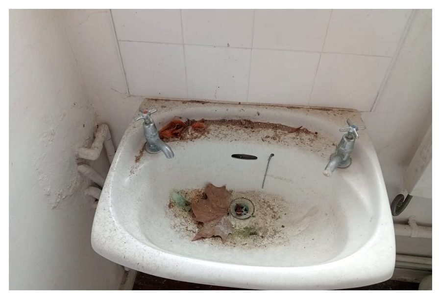 Sink & tiled splashback before deep cleaning